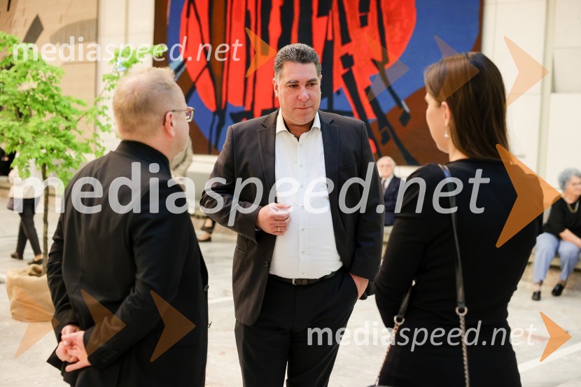 mag. Aleš Drenik, vodja programa resne glasbe, opere in balet, Cankarjev dom;  Daniel-Frédéric Lebon;  Sara Mitrović, višja pravna svetovalka, MercatorBeethovnov orkester iz Bonna na odru Gallusove dvorane Cankarjevega doma