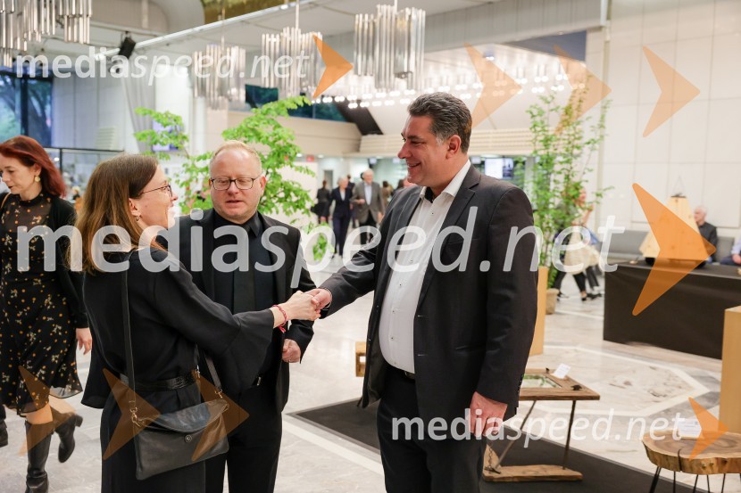  Katja Novak, vodja promocijskih projektov, Cankarjev dom; mag. Aleš Drenik, vodja programa resne glasbe, opere in balet, Cankarjev dom;  Daniel-Frédéric LebonBeethovnov orkester iz Bonna na odru Gallusove dvorane Cankarjevega doma