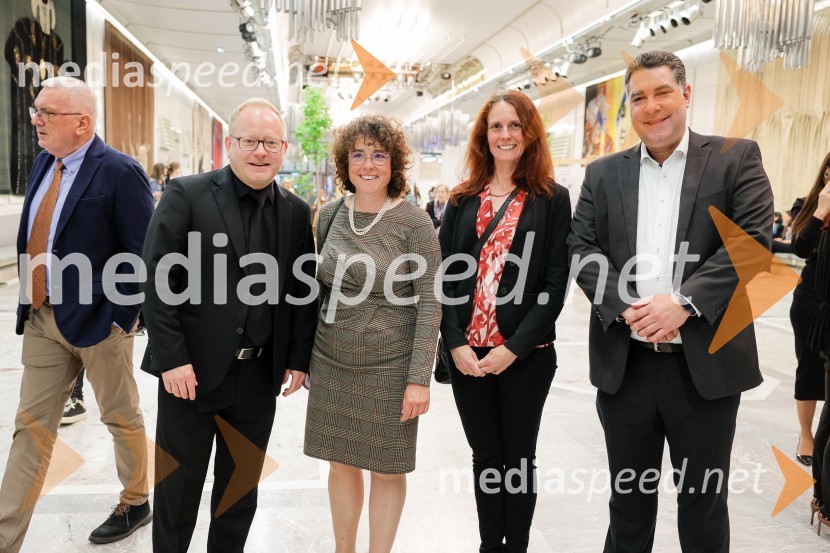 mag. Aleš Drenik, vodja programa resne glasbe, opere in balet, Cankarjev dom; dr. Alix Landgrebe, direktorica, Goethe-Institut v Ljubljani;  ... ;  Daniel-Frédéric LebonBeethovnov orkester iz Bonna na odru Gallusove dvorane Cankarjevega doma