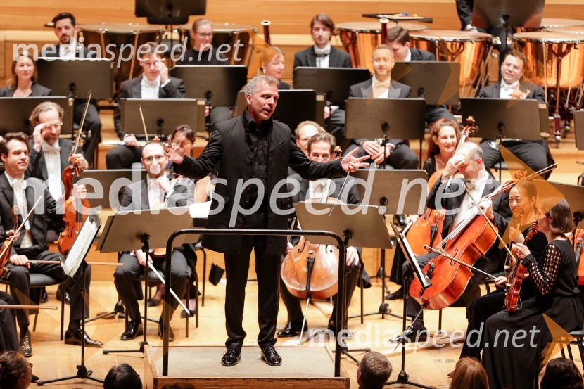  Dirk Kaftan, dirigentBeethovnov orkester iz Bonna na odru Gallusove dvorane Cankarjevega doma