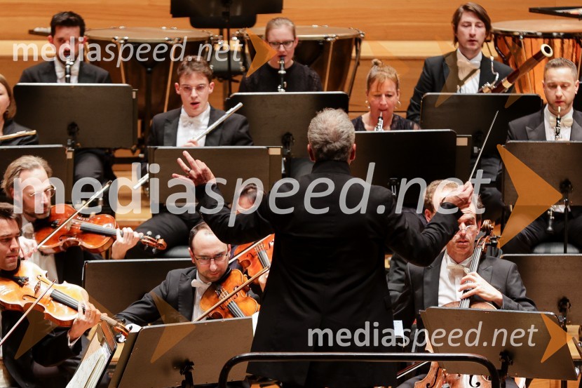  Dirk Kaftan, dirigentBeethovnov orkester iz Bonna na odru Gallusove dvorane Cankarjevega doma