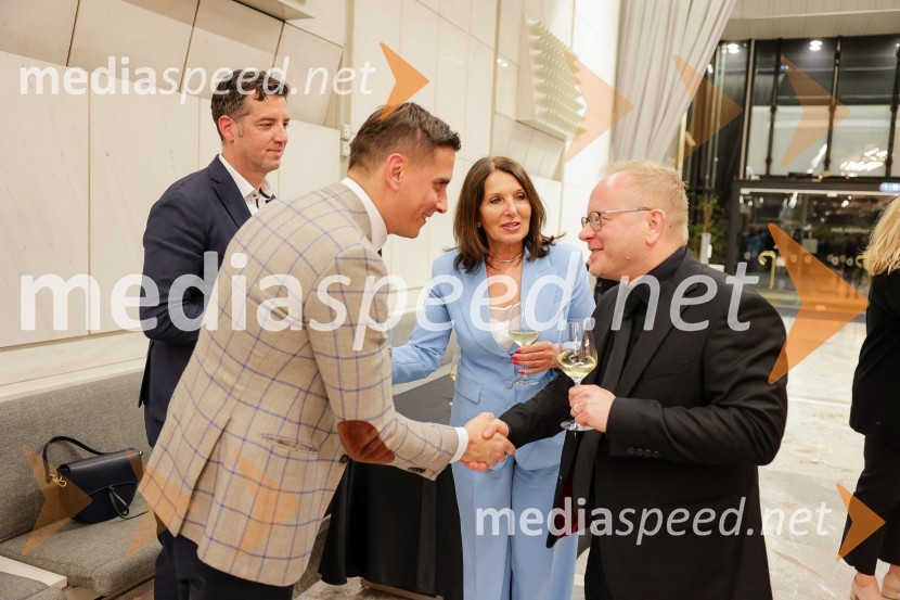  Hrvoje Bošnjak, član uprave, Mercator;  Tomislav Kramarić,  predsednik uprave, Mercator d.o.o.; mag. Breda Pečovnik, direktorica kongresno komercialne dejavnosti Cankarjev dom; mag. Aleš Drenik, vodja programa resne glasbe, opere in balet, Cankarjev domBeethovnov orkester iz Bonna na odru Gallusove dvorane Cankarjevega doma