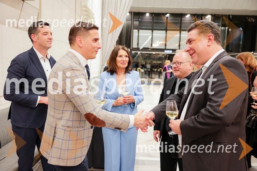  Hrvoje Bošnjak, član uprave, Mercator;  Tomislav Kramarić,  predsednik uprave, Mercator d.o.o.; mag. Breda Pečovnik, direktorica kongresno komercialne dejavnosti Cankarjev dom; mag. Aleš Drenik, vodja programa resne glasbe, opere in balet, Cankarjev dom;  Daniel-Frédéric LebonBeethovnov orkester iz Bonna na odru Gallusove dvorane Cankarjevega doma