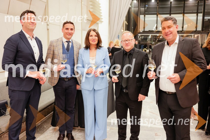  Hrvoje Bošnjak, član uprave, Mercator;  Tomislav Kramarić,  predsednik uprave, Mercator d.o.o.; mag. Breda Pečovnik, direktorica kongresno komercialne dejavnosti Cankarjev dom; mag. Aleš Drenik, vodja programa resne glasbe, opere in balet, Cankarjev dom;  Daniel-Frédéric LebonBeethovnov orkester iz Bonna na odru Gallusove dvorane Cankarjevega doma