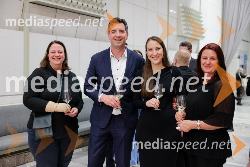 Damjana  Pavlica, svetnica MO Nova Gorica ;  Hrvoje Bošnjak, član uprave, Mercator;  Sara Mitrović, višja pravna svetovalka, Mercator;  Alenka Klemenčič, direktorica sektorja IT nabava in oprema, MercatorBeethovnov orkester iz Bonna na odru Gallusove dvorane Cankarjevega doma