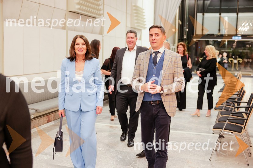 mag. Breda Pečovnik, direktorica kongresno komercialne dejavnosti Cankarjev dom;  Daniel-Frédéric Lebon;  ... Beethovnov orkester iz Bonna na odru Gallusove dvorane Cankarjevega doma