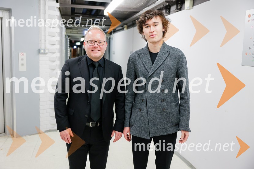 mag. Aleš Drenik, vodja programa resne glasbe, opere in balet, Cankarjev dom;  Daniel Lozakovich, violinistBeethovnov orkester iz Bonna na odru Gallusove dvorane Cankarjevega doma