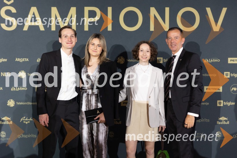  Domen Prevc, smučarski skakalec;  Špela Ravnik;  Nika  Prevc, smučarska skakalka;  Enzo Smrekar, predsednik uprave Droge Kolinske in glavni direktor strateškega poslovnega področja v Atlantic Grupi, predsednik SZS, podpredsednik Olimpijskega komiteja SlovenijeVečer šampionov 2024