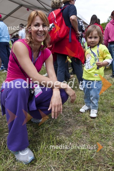 Alenka Bikar, nekdanja atletinja in njena hčerka Pika4. DM-ov tek za ženske