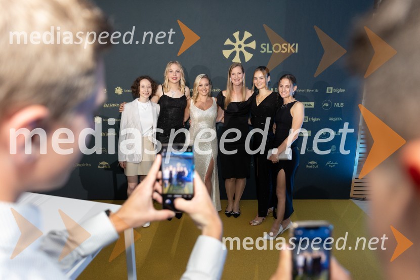  Nika  Prevc, smučarska skakalka;  Taja Bodlaj, smučarska skakalka;  ... ;  ... ;  Nika Križnar, smučarska skakalka;  Katra Komar, smučarska skakalkaVečer šampionov 2024