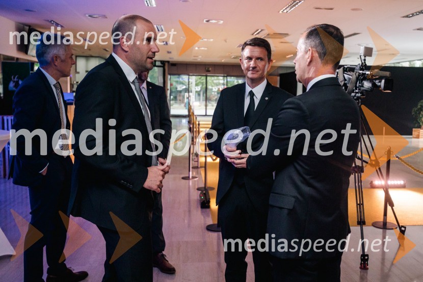  Uroš Zupan, direktor, Smučarska zveza Slovenije ;  Tomi Trbovc, PR, Smučarska zveza Slovenije;  Enzo Smrekar, predsednik uprave Droge Kolinske in glavni direktor strateškega poslovnega področja v Atlantic Grupi, predsednik SZS, podpredsednik Olimpijskega komiteja SlovenijeVečer šampionov 2024