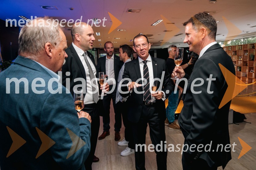  Uroš Zupan, direktor, Smučarska zveza Slovenije ;  Enzo Smrekar, predsednik uprave Droge Kolinske in glavni direktor strateškega poslovnega področja v Atlantic Grupi, predsednik SZS, podpredsednik Olimpijskega komiteja Slovenije;  Tomi Trbovc, PR, Smučarska zveza SlovenijeVečer šampionov 2024