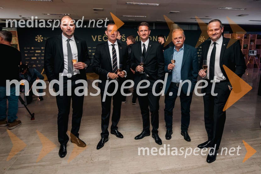  Uroš Zupan, direktor, Smučarska zveza Slovenije ;  Enzo Smrekar, predsednik uprave Droge Kolinske in glavni direktor strateškega poslovnega področja v Atlantic Grupi, predsednik SZS, podpredsednik Olimpijskega komiteja Slovenije;  Tomi Trbovc, PR, Smučarska zveza Slovenije;  ... ;  Tomaž Šušteršič, generalni sekretar organizacijskega komiteja PlanicaVečer šampionov 2024