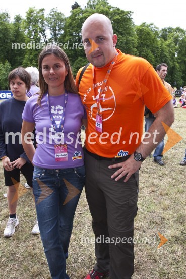 Anja Peljhan, vodja marketinga v DM in Jure Renko, predstavnik DM4. DM-ov tek za ženske