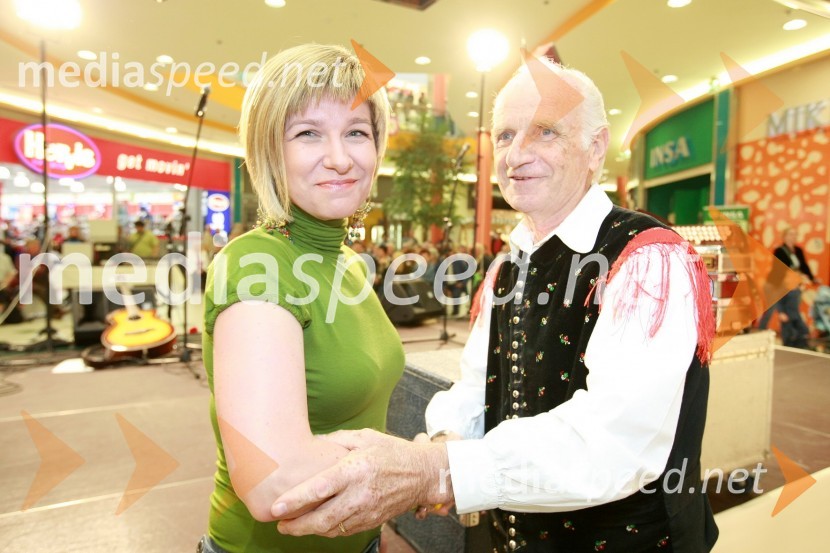 Petra Romih, vodja marketinga v Europarku in Lojze Slak, glasbenikFestival narodnozabavne glasbe v Europarku