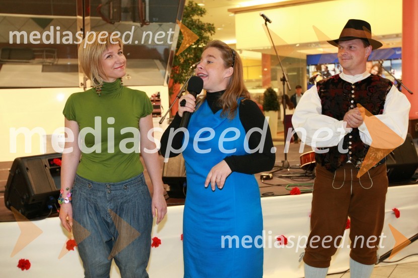 Petra Romih, vodja marketinga v Europarku, Zvezda Novljan in Aljoša Vivat, Folklorno društvo Lovrenc na PohorjuFestival narodnozabavne glasbe v Europarku