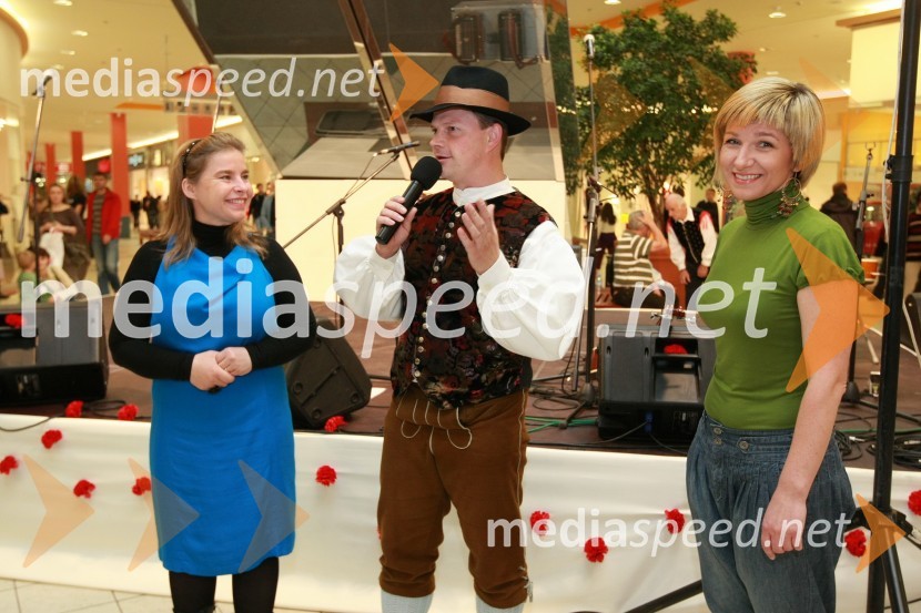 Zvezda Novljan, Aljoša Vivat, Folklorno društvo Lovrenc na Pohorju in Petra Romih, vodja marketinga v EuroparkuFestival narodnozabavne glasbe v Europarku