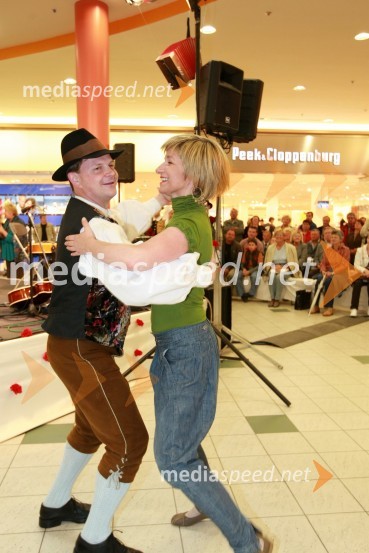 Aljoša Vivat, Folklorno društvo Lovrenc na Pohorju in Petra Romih, vodja marketinga v EuroparkuFestival narodnozabavne glasbe v Europarku