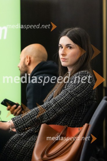  Tara Pleško, Britansko-slovenska gospodarska zbornicaČaj z razlogom na konferenci z naslovom Pospeševanje zelenega prehoda - priložnosti in financiranje