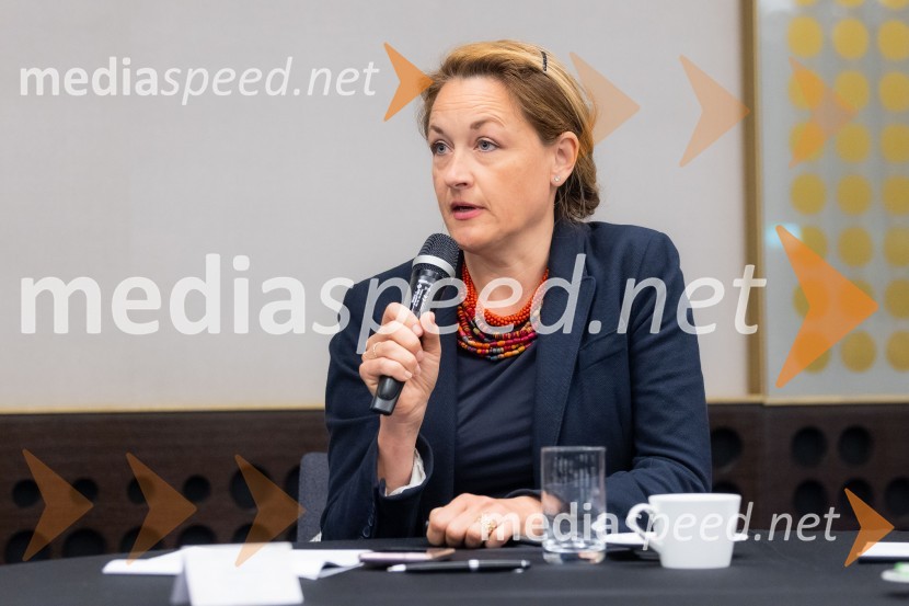  Ana Struna Bregar,  izvršna direktorica CERČaj z razlogom na konferenci z naslovom Pospeševanje zelenega prehoda - priložnosti in financiranje