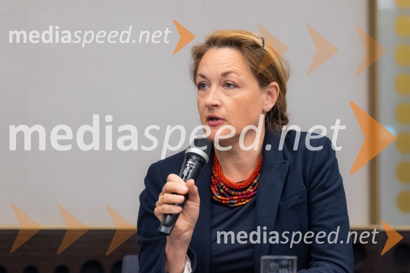  Ana Struna Bregar,  izvršna direktorica CERČaj z razlogom na konferenci z naslovom Pospeševanje zelenega prehoda - priložnosti in financiranje