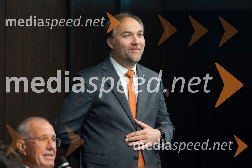  Mart D. Buh, vodja poslovnega razvoja, Britansko-slovenska gospodarska zbornicaČaj z razlogom na konferenci z naslovom Pospeševanje zelenega prehoda - priložnosti in financiranje