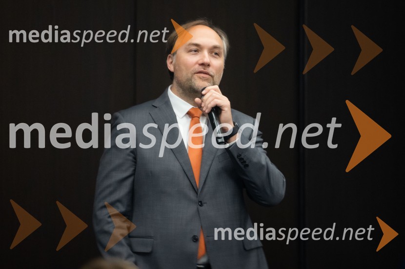  Mart D. Buh, vodja poslovnega razvoja, Britansko-slovenska gospodarska zbornicaČaj z razlogom na konferenci z naslovom Pospeševanje zelenega prehoda - priložnosti in financiranje