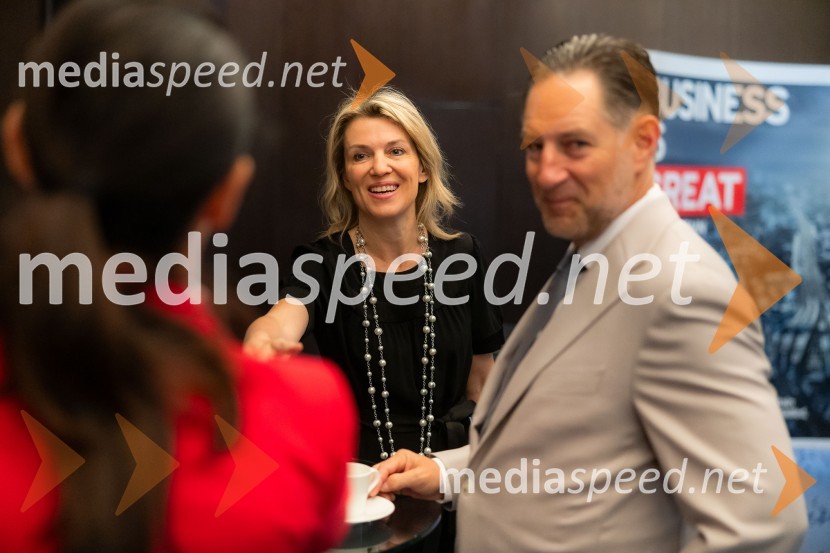  Barbara Uranjek, direktorica, Britansko-slovenska gospodarska zbornica;  John Denhof, direktor podjetja Subtle InsightsČaj z razlogom na konferenci z naslovom Pospeševanje zelenega prehoda - priložnosti in financiranje