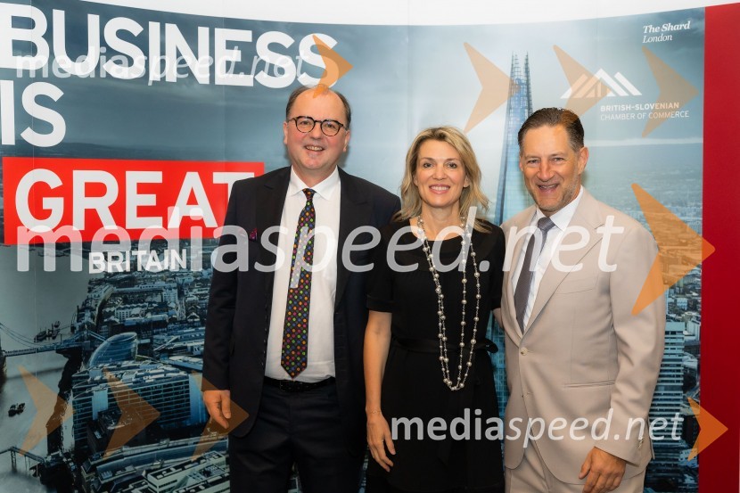  Dejan  Spasovski, ustanovitelj in lastnik, ESG Novo;  Barbara Uranjek, direktorica, Britansko-slovenska gospodarska zbornica;  John Denhof, direktor podjetja Subtle InsightsČaj z razlogom na konferenci z naslovom Pospeševanje zelenega prehoda - priložnosti in financiranje