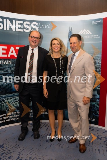  Dejan  Spasovski, ustanovitelj in lastnik, ESG Novo;  Barbara Uranjek, direktorica, Britansko-slovenska gospodarska zbornica;  John Denhof, direktor podjetja Subtle InsightsČaj z razlogom na konferenci z naslovom Pospeševanje zelenega prehoda - priložnosti in financiranje