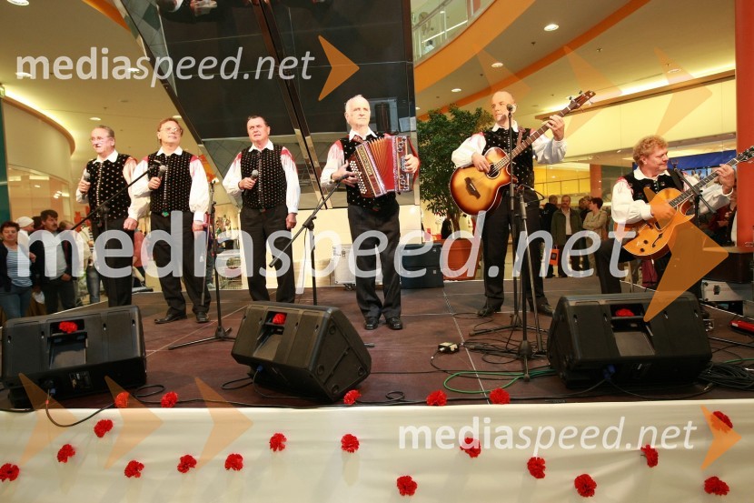 Ansambel Lojzeta Slaka in Fantje s PraprotnaFestival narodnozabavne glasbe v Europarku