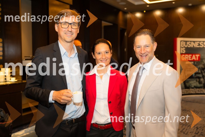  ... ;  ... ;  John Denhof, direktor podjetja Subtle InsightsČaj z razlogom na konferenci z naslovom Pospeševanje zelenega prehoda - priložnosti in financiranje