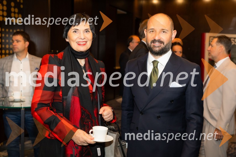  Tea Bilić Zabric, neodvisna vodja nadzora, Rolls-Royce SMR;  Duško Krsmanović, vodja za Srednjo in Vzhodno Evropo ter Balkan, UK Export FinanceČaj z razlogom na konferenci z naslovom Pospeševanje zelenega prehoda - priložnosti in financiranje