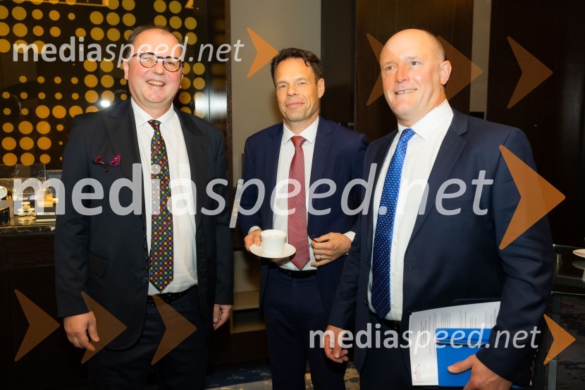  Dejan  Spasovski, ustanovitelj in lastnik, ESG Novo;  Robert Prelesnik, partner, odvetniška pisarna Rojs, Peljhan, Prelesnik & partnerji;  Daniel Dean, predsednik strateške svetovalne skupine, Mednarodna banka za jedrsko infrastrukturoČaj z razlogom na konferenci z naslovom Pospeševanje zelenega prehoda - priložnosti in financiranje