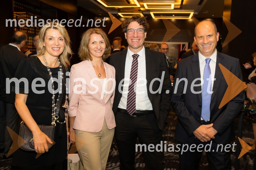  Barbara Uranjek, direktorica, Britansko-slovenska gospodarska zbornica;  ... ;  Dejan Paravan, direktor, GEN Energija;  Tomaž Štokelj, generalni direktor, Holding Slovenske elektrarneČaj z razlogom na konferenci z naslovom Pospeševanje zelenega prehoda - priložnosti in financiranje