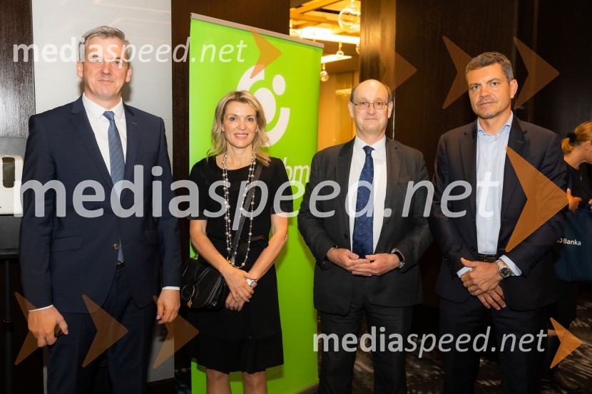  Danijel Levičar, državni sekretar za nacionalni jedrski program, Kabinet predsednika Vlade Republike Slovenije;  Barbara Uranjek, direktorica, Britansko-slovenska gospodarska zbornica;  Huw Williams, UK Department for Energy Security and Net Zero;  Luka Vesnaver, predsednik Britansko-slovenske gospodarske zbornice in partner v ION AdvisoryČaj z razlogom na konferenci z naslovom Pospeševanje zelenega prehoda - priložnosti in financiranje