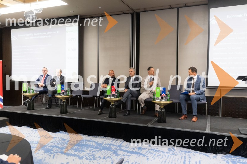  Troy Edwards, partner in so-vodja globalnega energetskega sektorja, A&O Shearman;  Huw Williams, UK Department for Energy Security and Net Zero;  Duško Krsmanović, vodja za Srednjo in Vzhodno Evropo ter Balkan, UK Export Finance; dr. Simon Savšek, vodja pisarne Skupine Evropske investicijske banke v Sloveniji;  John Denhof, direktor podjetja Subtle Insights;  Žiga FIšer, Britansko-slovenska gospodarska zbornicaČaj z razlogom na konferenci z naslovom Pospeševanje zelenega prehoda - priložnosti in financiranje