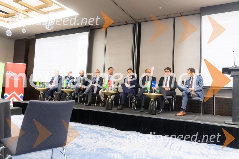  Troy Edwards, partner in so-vodja globalnega energetskega sektorja, A&O Shearman;  ... ;  Duško Krsmanović, vodja za Srednjo in Vzhodno Evropo ter Balkan, UK Export Finance; dr. Simon Savšek, vodja pisarne Skupine Evropske investicijske banke v Sloveniji;  John Denhof, direktor podjetja Subtle Insights;  Robert Prelesnik, partner, odvetniška pisarna Rojs, Peljhan, Prelesnik & partnerji;  Tomaž Štokelj, generalni direktor, Holding Slovenske elektrarne;  Dejan Paravan, direktor, GEN Energija;  Žiga FIšer, Britansko-slovenska gospodarska zbornicaČaj z razlogom na konferenci z naslovom Pospeševanje zelenega prehoda - priložnosti in financiranje