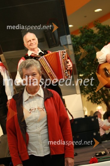... in Lojze Slak, glasbenik v ozadjuFestival narodnozabavne glasbe v Europarku