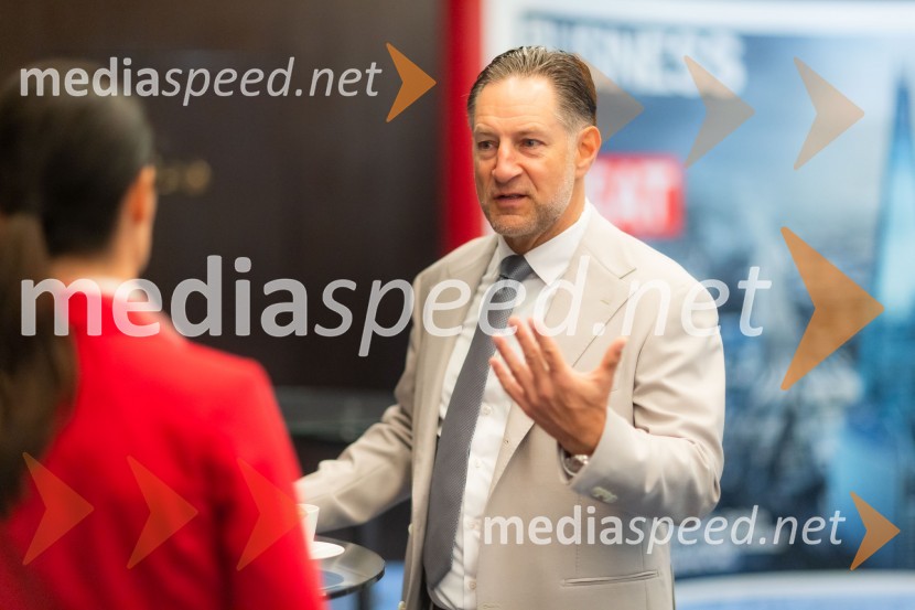  John Denhof, direktor podjetja Subtle InsightsČaj z razlogom na konferenci z naslovom Pospeševanje zelenega prehoda - priložnosti in financiranje