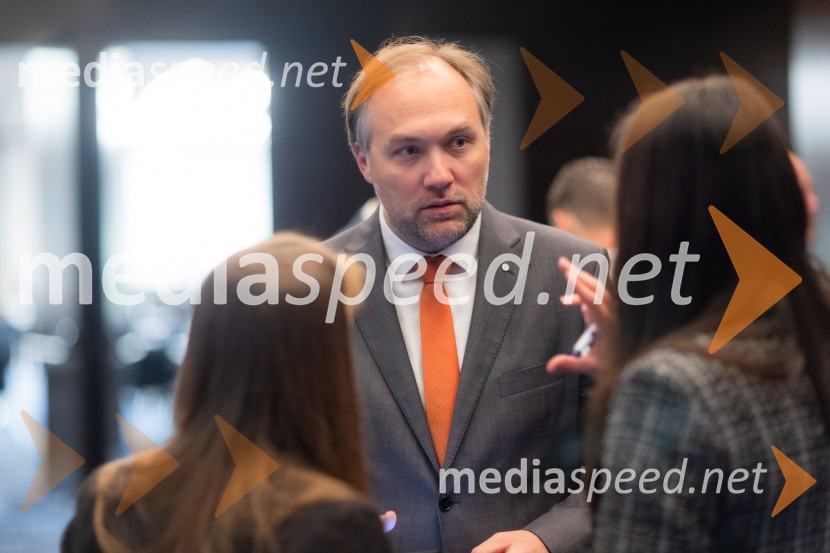  Mart D. Buh, vodja poslovnega razvoja, Britansko-slovenska gospodarska zbornicaČaj z razlogom na konferenci z naslovom Pospeševanje zelenega prehoda - priložnosti in financiranje