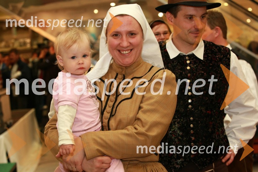 Člana Folklornega društva Lovrenc na PohorjuFestival narodnozabavne glasbe v Europarku