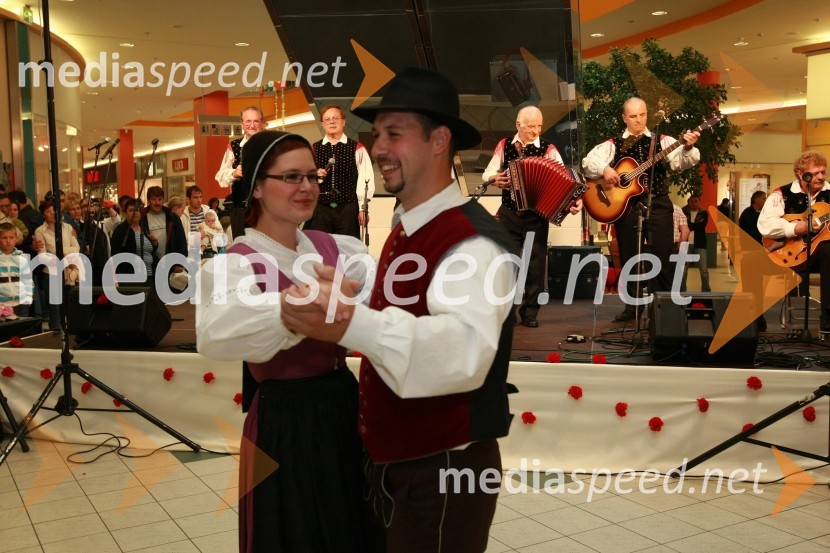 Člana Folklornega društva Lovrenc na PohorjuFestival narodnozabavne glasbe v Europarku