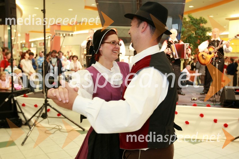 Člana Folklornega društva Lovrenc na PohorjuFestival narodnozabavne glasbe v Europarku