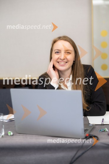  Špela Drobnič Rener, Britansko-slovenska gospodarska zbornicaČaj z razlogom na konferenci z naslovom Pospeševanje zelenega prehoda - priložnosti in financiranje