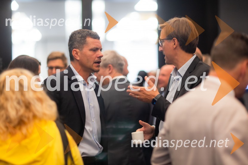  Luka Vesnaver, predsednik Britansko-slovenske gospodarske zbornice in partner v ION Advisory;  ... Čaj z razlogom na konferenci z naslovom Pospeševanje zelenega prehoda - priložnosti in financiranje