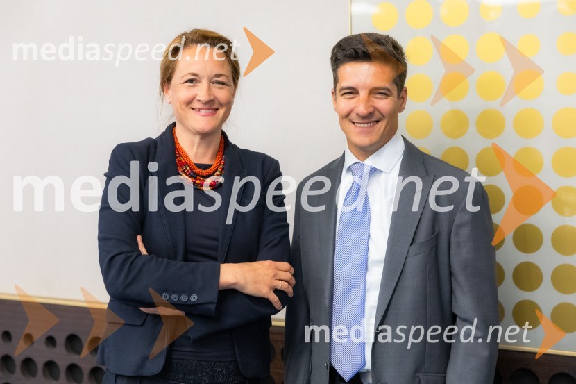  Ana Struna Bregar,  izvršna direktorica CER;  David Premelč, partner, odvetniška pisarna Rojs, Peljhan, Prelesnik & partnerjiČaj z razlogom na konferenci z naslovom Pospeševanje zelenega prehoda - priložnosti in financiranje