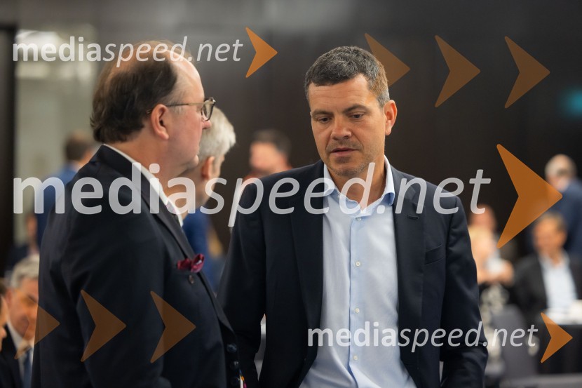  Dejan  Spasovski, ustanovitelj in lastnik, ESG Novo;  Luka Vesnaver, predsednik Britansko-slovenske gospodarske zbornice in partner v ION AdvisoryČaj z razlogom na konferenci z naslovom Pospeševanje zelenega prehoda - priložnosti in financiranje