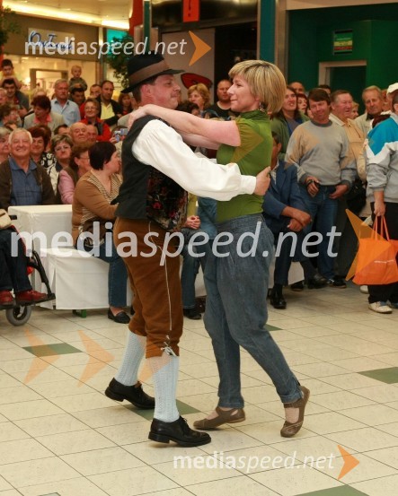 Aljoša Vivat, Folklorno društvo Lovrenc na Pohorju in Petra Romih, vodja marketinga v EuroparkuFestival narodnozabavne glasbe v Europarku