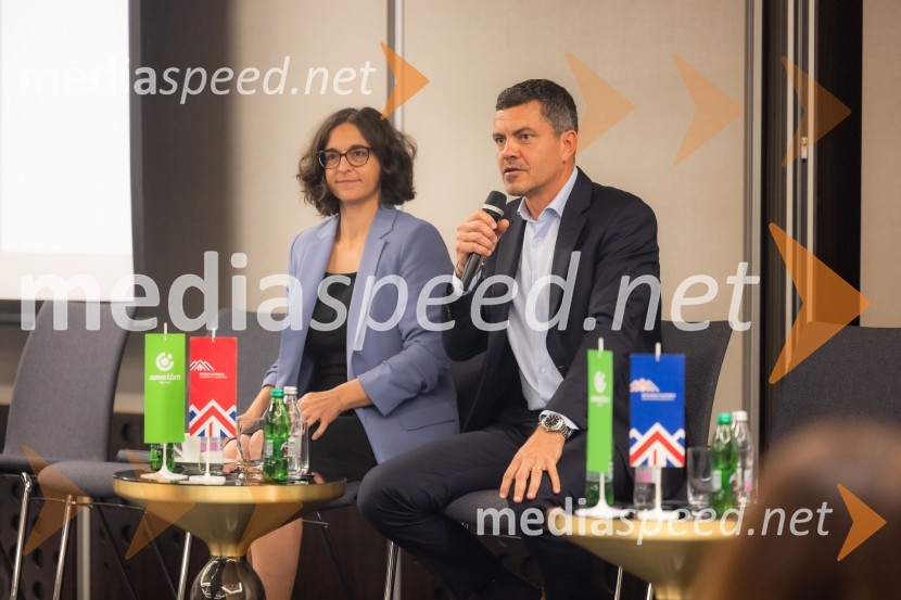  ... ;  Luka Vesnaver, predsednik Britansko-slovenske gospodarske zbornice in partner v ION AdvisoryČaj z razlogom na konferenci z naslovom Pospeševanje zelenega prehoda - priložnosti in financiranje
